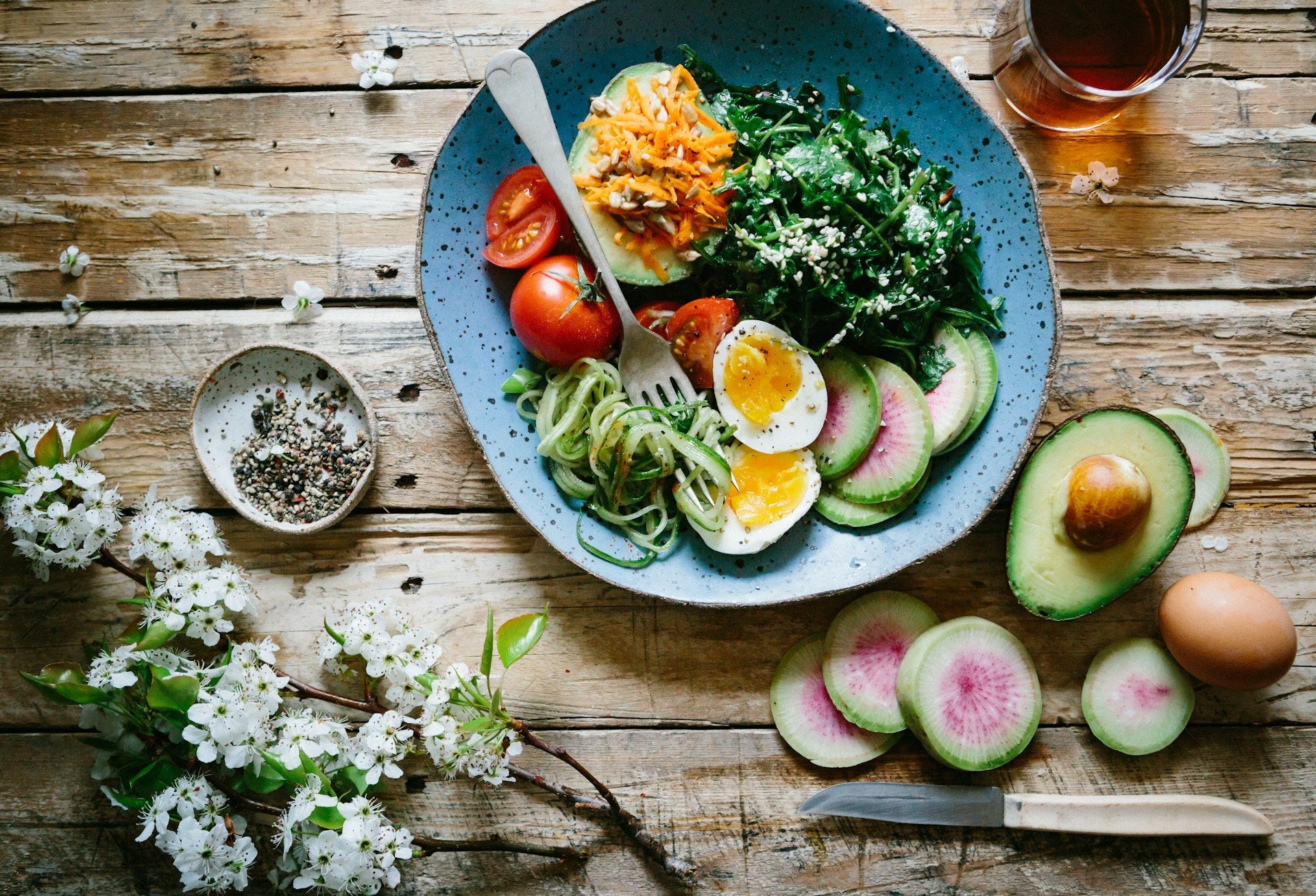 poached-egg-with-vegetables-and-tomatoes-on-blue-plate